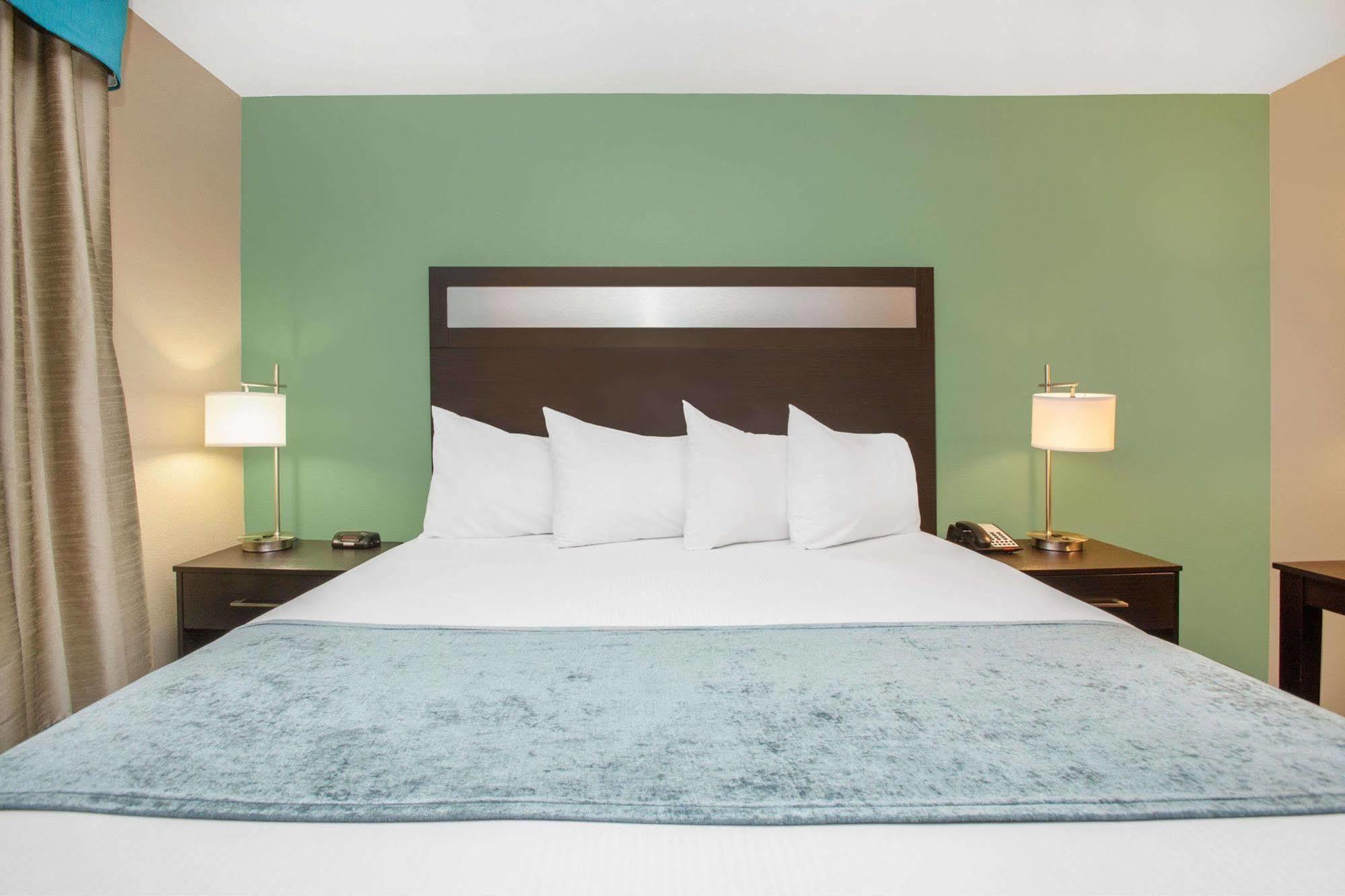 Baymont By Wyndham Midland Center Hotel Екстериор снимка