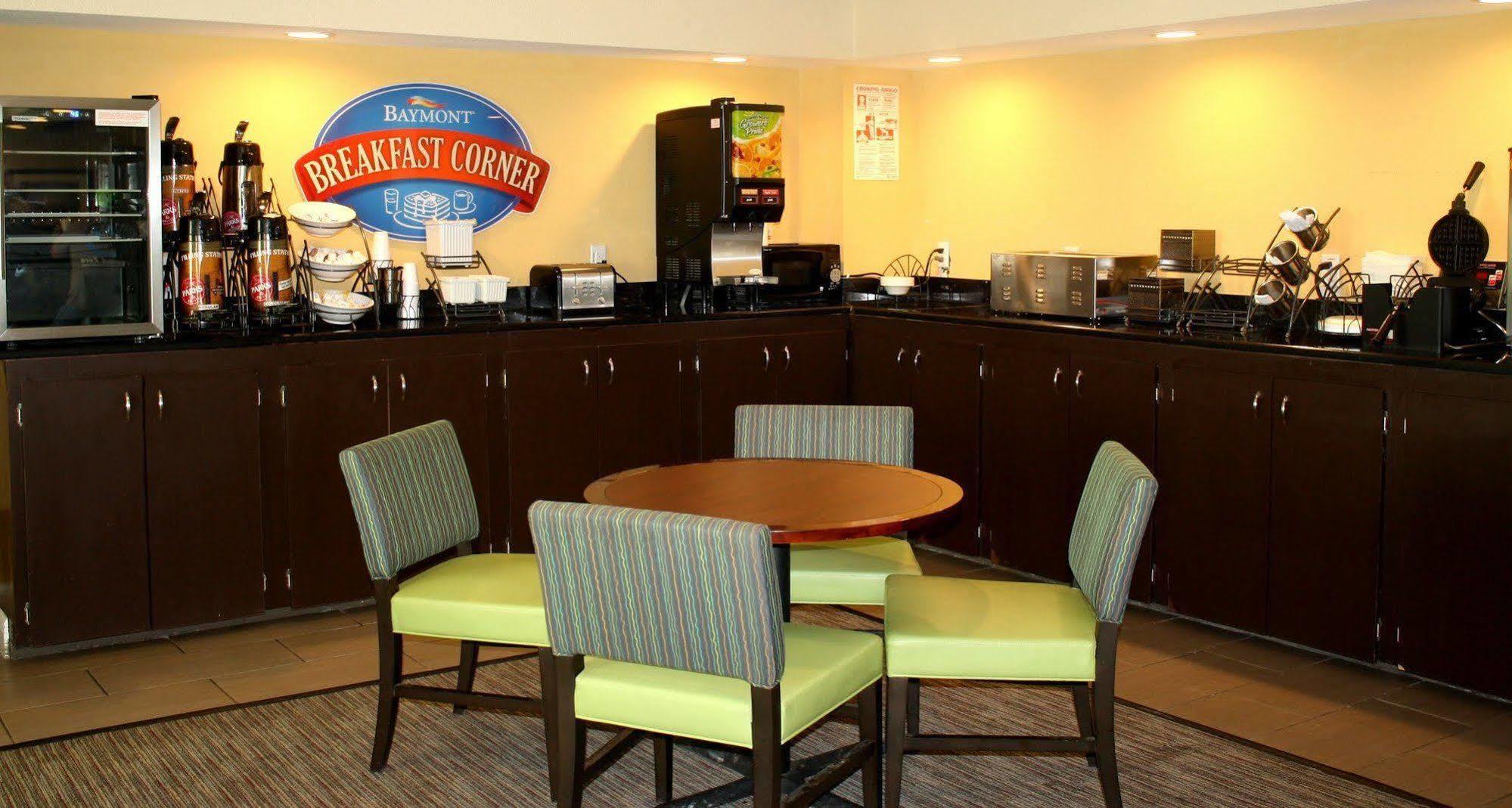 Baymont By Wyndham Midland Center Hotel Екстериор снимка